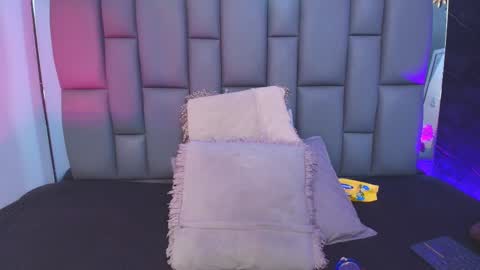 Mia online show from October 2025 12:01:02 PM