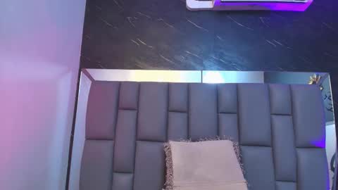 Mia online show from October 2025 12:03:01 PM