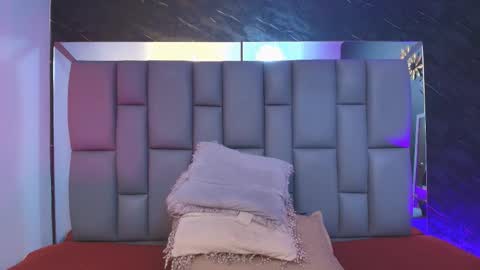 Mia online show from October 2025 12:02:01 PM