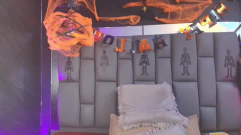 Mia online show from November 2025 12:07:02 PM