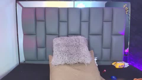 Mia online show from November 2025 12:09:02 PM