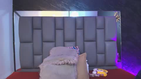 Mia online show from November 2025 12:04:01 PM