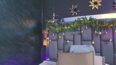 Mia online show from December 2025 12:02:02 PM