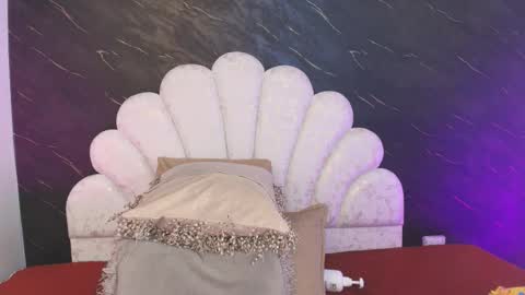 Mia online show from March 2026 12:11:01 PM