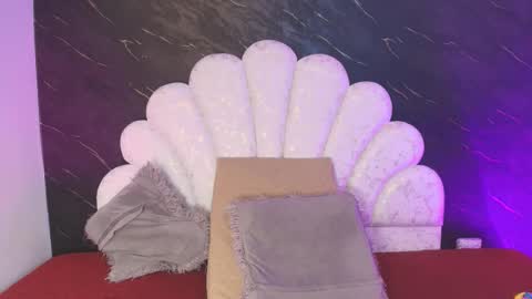 Mia online show from March 2026 12:05:01 PM