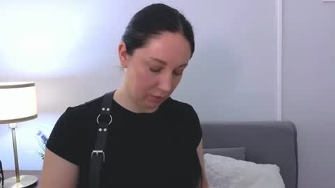 Mia online show from June 2026 05:49:01 AM