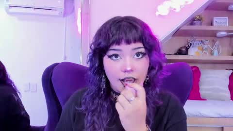 Mia online show from November 2025 03:05:01 AM