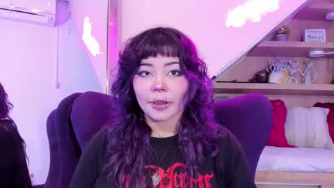 Mia online show from November 2025 04:01:02 AM