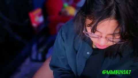 Mia online show from November 2025 12:20:01 AM