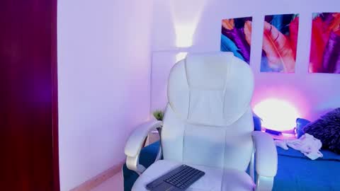 Mia online show from December 2024 05:00:01 PM