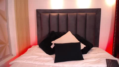 Mia  online show from April 2026 08:00:02 PM