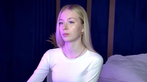 Mia online show from September 2025 05:57:02 PM