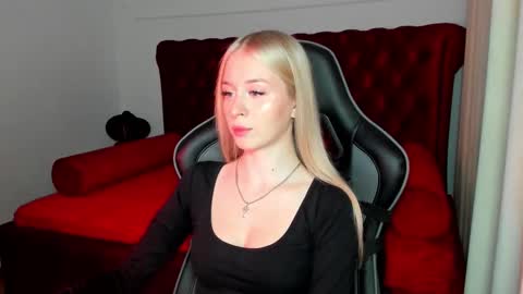 Mia online show from October 2025 05:21:02 PM