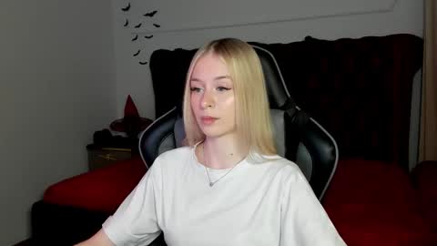 Mia online show from November 2025 05:25:02 PM