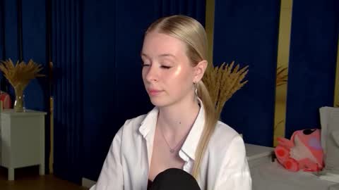 Mia online show from November 2025 10:43:02 PM