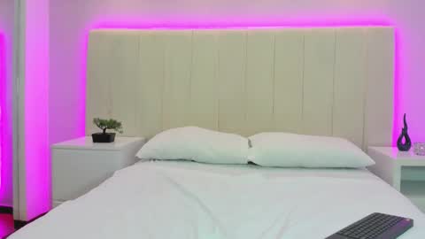 Mia online show from October 2025 04:00:02 AM