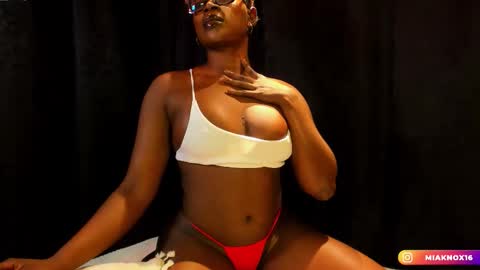 Mia online show from December 2025 12:08:01 AM