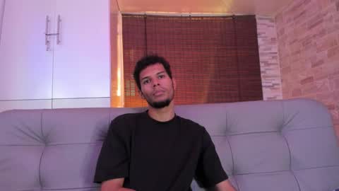 Mia online show from October 2025 07:08:01 PM