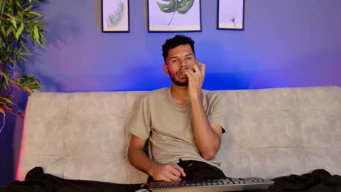 Mia online show from November 2025 07:05:02 PM