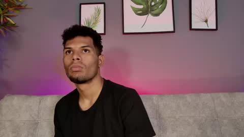 Mia online show from December 2025 07:20:02 PM