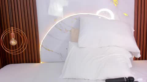 Snapshot of miamiller69 chatting on April 2026 04:39:01 AM Mia online show from April 2026 04:39:01 AM