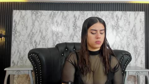 Snapshot of miamontoya chatting on January 2025 01:42:02 PM Mia -5 7001400 Follow online show from January 2025 01:42:02 PM
