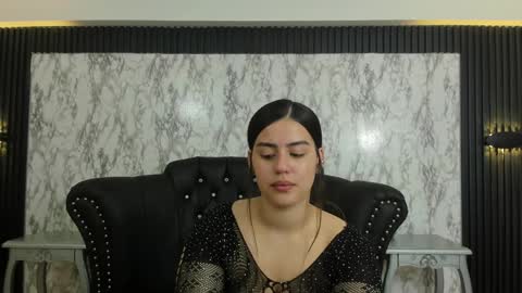 Snapshot of miamontoya chatting on January 2025 12:05:01 PM Mia -5 7001400 Follow online show from January 2025 12:05:01 PM