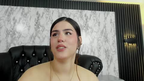 Snapshot of miamontoya chatting on January 2025 03:07:01 PM Mia -5 7001400 Follow online show from January 2025 03:07:01 PM