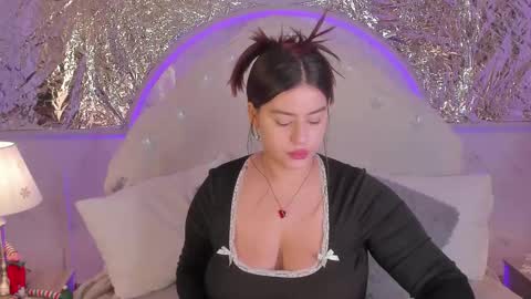 Mia   -5 7001400 Follow  online show from December 2025 01:40:02 PM