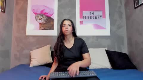 Mia online show from October 2025 09:01:01 PM