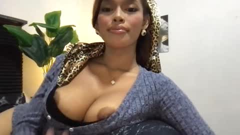 Mia online show from September 2025 05:24:01 PM