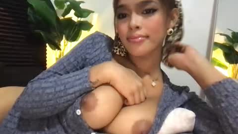 Mia online show from September 2025 07:04:02 PM