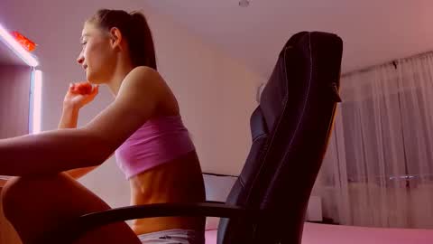 Mia online show from December 2025 07:11:02 PM