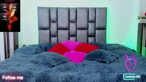 Snapshot of miarobertsmilf chatting on October 2025 10:29:02 PM Mia Milf online show from October 2025 10:29:02 PM