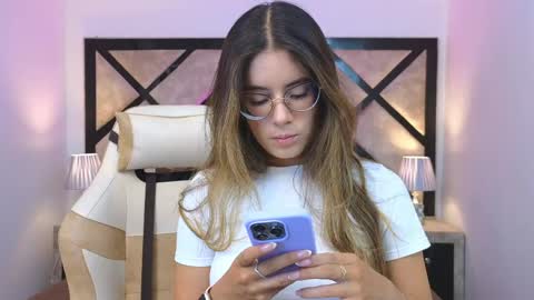 Mia online show from May 2026 07:09:02 PM