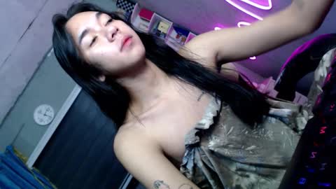 Mia online show from November 2025 01:25:02 PM