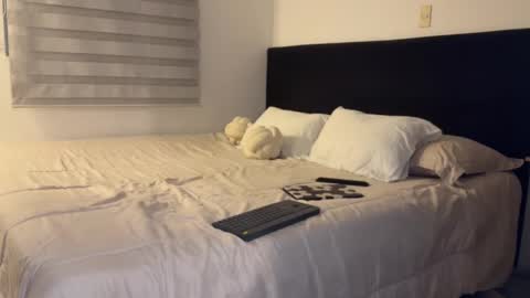 Mia online show from October 2025 12:08:01 AM