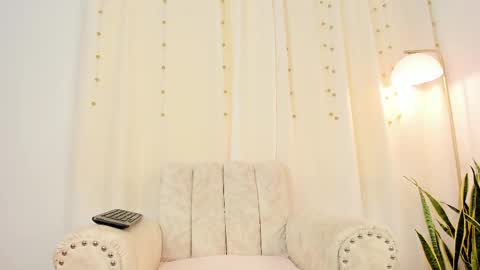 Miavenuss 1 online show from November 2025 07:57:02 PM