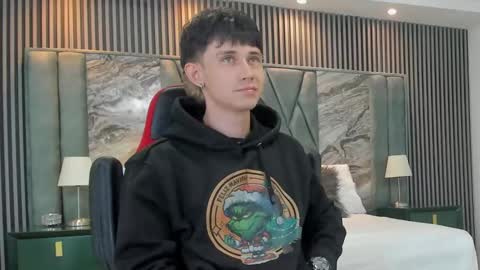 Snapshot of michaeel_blue chatting on October 2025 12:04:01 PM Michael online show from October 2025 12:04:01 PM