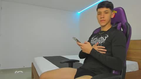 Snapshot of michael_twink18 chatting on March 2025 02:59:02 AM Michael online show from March 2025 02:59:02 AM