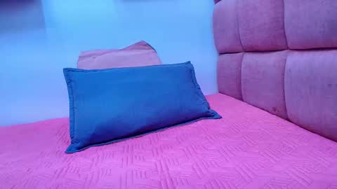 Mia  online show from October 2025 11:52:02 AM