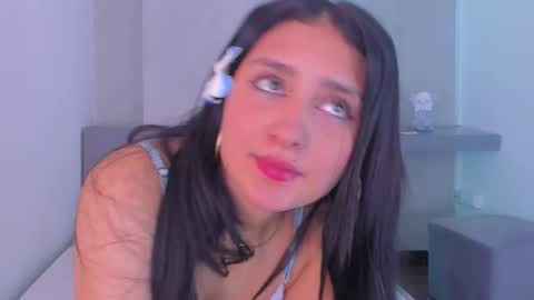 Mia online show from October 2025 06:28:02 PM