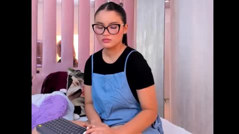 Mia  online show from October 2025 10:47:01 AM