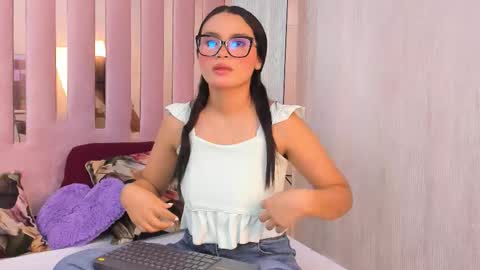 Mia  online show from October 2025 10:38:01 AM