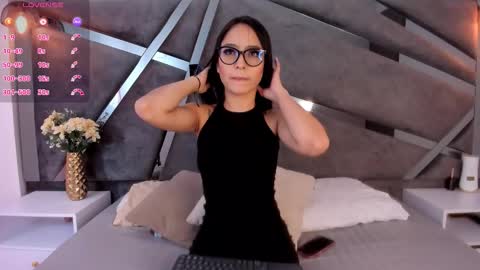 Mia  online show from October 2025 12:12:02 PM