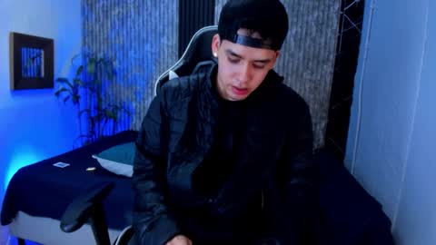 Snapshot of mike_0233 chatting on September 2025 04:40:02 AM Mike 0233 online show from September 2025 04:40:02 AM