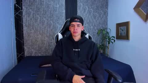 Snapshot of mike_0233 chatting on October 2025 04:32:01 AM Mike 0233 online show from October 2025 04:32:01 AM