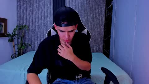 Snapshot of mike_0233 chatting on October 2025 04:33:01 AM Mike 0233 online show from October 2025 04:33:01 AM