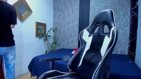 Snapshot of mike_0233 chatting on November 2025 04:13:01 AM Mike 0233 online show from November 2025 04:13:01 AM