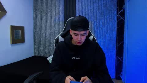 Mike 0233 online show from December 2025 04:07:02 AM